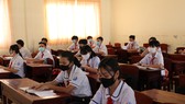 Các em học sinh vào lớp học ngồi theo chữ “Z” để đảm bảo giãn cách tối thiểu 2m