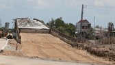Cầu hơn 170 tỷ đồng bị “phong tỏa” đường dẫn vì chưa có giấy phép đấu nối