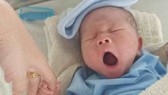 Bé trai sơ sinh còn nguyên dây rốn bị bỏ rơi trên ghế đá giữa đêm