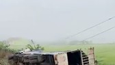 Xe tải đâm xe khách văng xuống ruộng, 1 người chết, 7 người bị thương
