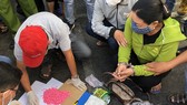 Đối tượng Nguyễn Thị Thùy Dương bị bắt cùng tang vật. Ảnh: HOÀNG GIANG