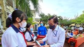 Trao học bổng cho học sinh hiếu học có hoàn cảnh đặc biệt khó khăn vào sáng 13-9, tại Trường THCS Ngô Quyền, TP Cà Mau