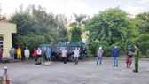 Các đối tượng đá gà ăn tiền bị công an bị bắt giữ. Ảnh: QUỐC QUÝ