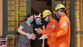 Nhân viên công ty Điện lực Thủ Đức tuyên truyền và hướng dẫn người dân cài App Chăm sóc khách hàng