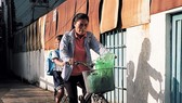 Dù chưa bao giờ dạy con thế nào là tiết kiệm, nhưng chị L. hiểu con gái đã biết quan sát công việc của ba mẹ và chia sẻ phần nào lo toan. Ảnh minh họa