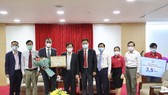 Đại diện P&G Việt Nam trao tài trợ hiện kim và hàng hóa hỗ trợ công tác phòng, chống dịch Covid-19