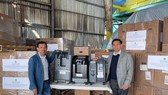 Ông David Dương trao tặng 250 máy trợ thở cho Nguyễn Trác Toàn, Tổng Lãnh sự quán Việt Nam tại San Francisco