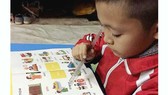 Cậu bé Đạt ham học tiếng Anh