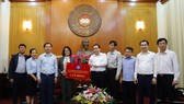 Ông Trần Thanh Mẫn tiếp nhận ủng hộ