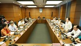 Đoàn ĐBQH TPHCM thảo luận tại Tổ, ngày 10-6-2020. Ảnh: QUANG PHÚC