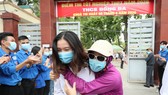 Thí sinh phấn khởi thi xong môn Toán chiều 9-8. Ảnh: QUANG PHÚC