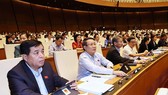 ĐBQH bấm nút thông qua luật. Ảnh: VIẾT CHUNG