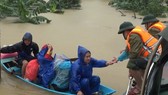 BĐBP tỉnh Hà Tĩnh kịp thời ứng cứu nhiều người dân vùng lũ đưa đến vị trí an toàn