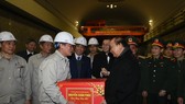 Thủ tướng Nguyễn Xuân Phúc động viên công nhân