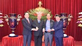 Đồng chí Trần Quốc Vượng tiếp nhận Cúp Lạc Hồng