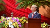 Đồng chí Trần Quốc Vượng báo cáo kiểm điểm sự lãnh đạo, chỉ đạo của Ban Chấp hành Trung ương khoá XII. Ảnh: VIẾT CHUNG