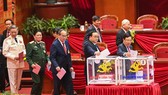 Các đại biểu bầu Ban Chấp hành Trung ương khóa XIII, chiều 30-1-2021. Ảnh: VIẾT CHUNG