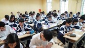 Học sinh, sinh viên lo lắng học phí sẽ tăng. Ảnh: VIẾT CHUNG