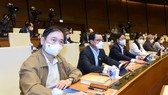 Các ĐBQH bấm nút thông qua Nghị quyết. Ảnh: VIẾT CHUNG