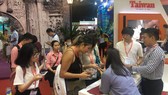 Du khách tìm hiểu các tour du lịch Đài Loan tại TPHCM