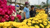 Khách lựa mua hoa kiểng chiều 10-2 tại quận Gò Vấp