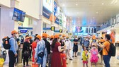 Khách chờ làm thủ tục tại sân bay Tân Sơn Nhất