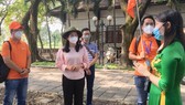 Du khách tham quan Công viên lịch sử Văn hóa Dân tộc ngày 19-11