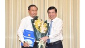Chủ tịch UBND TPHCM Nguyễn Thành Phong trao quyết định điều động và bổ nhiệm cho ông Huỳnh Thanh Nhân. Ảnh: VIỆT DŨNG