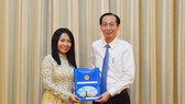 Phó Chủ tịch Thường trực UBND TPHCM Lê Thanh Liêm trao quyết định điều động và bổ nhiệm bà Phan Nguyễn Thanh Vân giữ chức vụ Phó Hiệu trưởng Trường Đại học Y khoa Phạm Ngọc Thạch