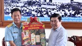 Chủ tịch UBND TPHCM Nguyễn Thành Phong thăm, chúc tết các đơn vị và người dân