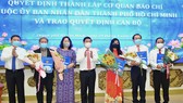 Chủ tịch UBND TPHCM Nguyễn Thành Phong trao quyết định thành lập các cơ quan báo chí thuộc UBND TPHCM. Ảnh: VIỆT DŨNG
