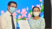 Trao nghị quyết phê chuẩn ông Nguyễn Văn Dũng làm Phó Chủ tịch HĐND TPHCM