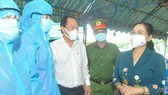 Chủ tịch HĐND TPHCM Nguyễn Thị Lệ tặng quà chốt tại cầu Phú Cường (xã Bình Mỹ, huyện Củ Chi)