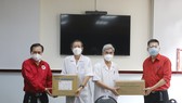 Nhiều cá nhân đơn vị thăm, tặng quà các khu cách ly