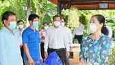 HĐND TPHCM trao 300.000 bộ đồ bảo hộ, khẩu trang tới lực lượng phòng chống dịch ở cơ sở