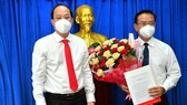 Phó Bí thư Thành uỷ TPHCM Nguyễn Hồ Hải trao quyết định cho đồng chí Ngô Thành Tuấn. Ảnh: VIỆT DŨNG