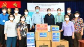 Ủy ban MTTQ VN TPHCM tiếp nhận hỗ trợ của Ủy ban Xã hội của Quốc hội cho công tác phòng, chống dịch Covid-19. Ảnh: VIỆT DŨNG