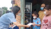 Huyện Bình Chánh trao gửi yêu thương tới trẻ em mồ côi vì Covid-19