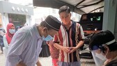 TPHCM: Các phường, xã, thị trấn đồng loạt chi hỗ trợ đợt 3 cho người dân