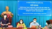 Phó Trưởng đoàn chuyên trách Đoàn ĐBQH TPHCM Văn Thị Bạch Tuyết phát biểu tham luận tại hội nghị. Ảnh: VIỆT DŨNG