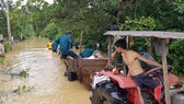 Lực lượng chức năng vất vả xử lý sau lũ