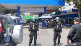 Lực lượng công an phong toả, khám xét cửa hàng xăng dầu số 1 (đường Nguyễn Kiệm, phường 3, quận Gò Vấp, TPHCM)