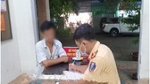 Lập biên bản vi phạm hành chính đối với tài xế xe ô tô khách 45 chỗ chạy ngược chiều ở Biên Hòa