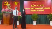 Đồng chí Trương Thị Mai trao quyết định cho đồng chí Nguyễn Hồng Lĩnh