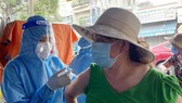 Tiêm vaccine Covid-19 cho người dân có nguy cơ chậm tiến độ do thiếu kim tiêm