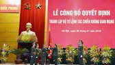 Đại tướng Ngô Xuân Lịch, Ủy viên Bộ Chính trị, Phó Bí thư Quân ủy Trung ương, Bộ trưởng Bộ Quốc phòng trao Quân kỳ Quyết thắng cho Bộ Tư lệnh Tác chiến không gian mạng