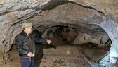 Ông Nguyễn Văn Bình tại hang Đền Mẫu, Đồng Đăng, Lạng Sơn, nơi mà cách đây 40 năm là nơi trú ẩn của hơn 500 người dân trước quân địch