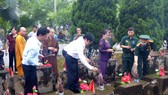 Nguyên Chủ tịch nước Trương Tấn Sang dâng hương, hoa tri ân các anh hùng, liệt sĩ tại Vị Xuyên
