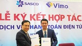 Representatives of Vimo and SASCO sign an agreement on launching electronic payment services for Asian tourists when travelling into Vietnam. — (Source: ictnews.vn)