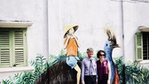 Deputy Chairman of Dong Thap Chau Hong Phuc and Ms. Rebacca Bryant in front of a wall beautified with murals (Photo: Courtesy of Australia Consulate )